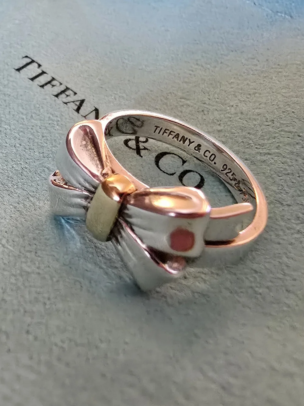 Tiffany & Co. Vintage Bow Ring - Sterling Silver 18k Detail. Size 5 - Picture 5 of 7